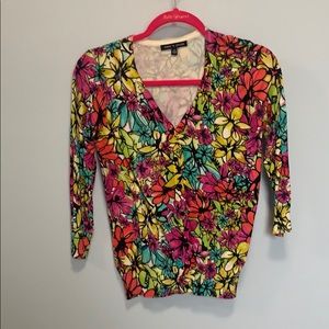 Flower sweater with black buttons
